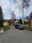 Kácení bříz vedle budovy obecního úřadu