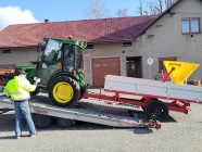 Traktor na celoroční údržbu v obci